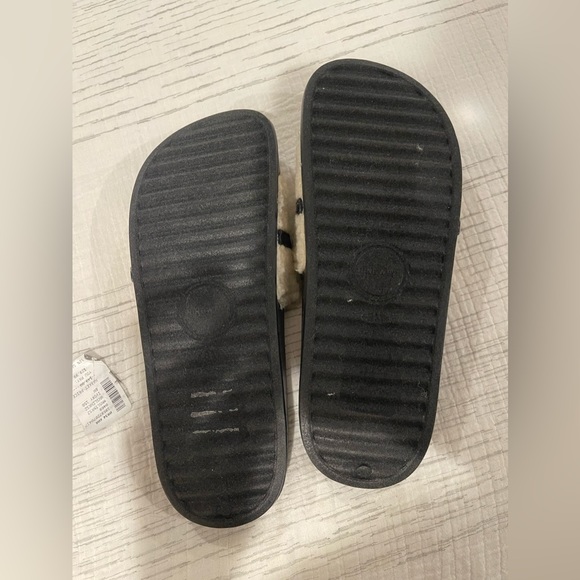 NINE WEST GOLD CHAIN SLIDES - Picture 4 of 4